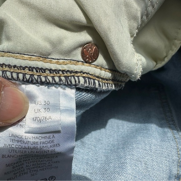 Free People We The Free High Rise Light Wash Mom Jean Waist 30 Distressed Denim - Picture 11 of 12